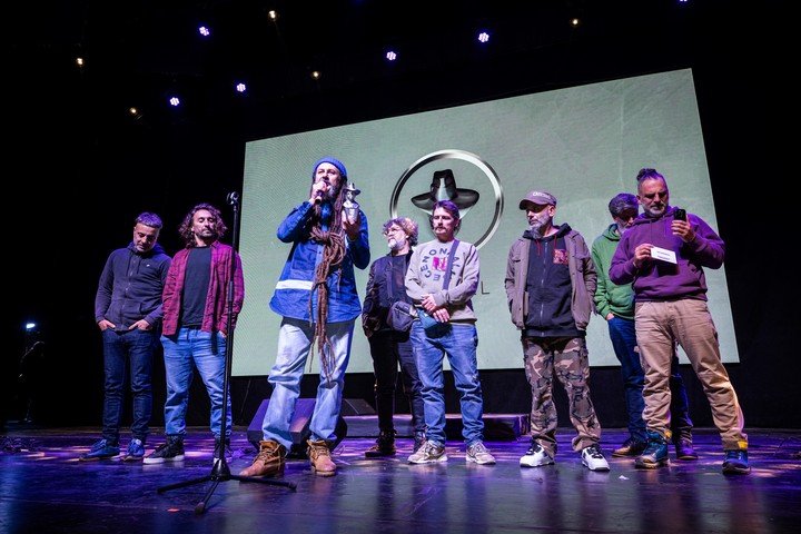 Nonpalidece en pleno con su premio Gardel. Foto de prensa gentileza Agustín Duserre