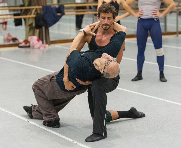 Ensayos de 2015, en los que Wainrot (con anteojos) le marca los movimientos a un bailarín de "Rapsodia".