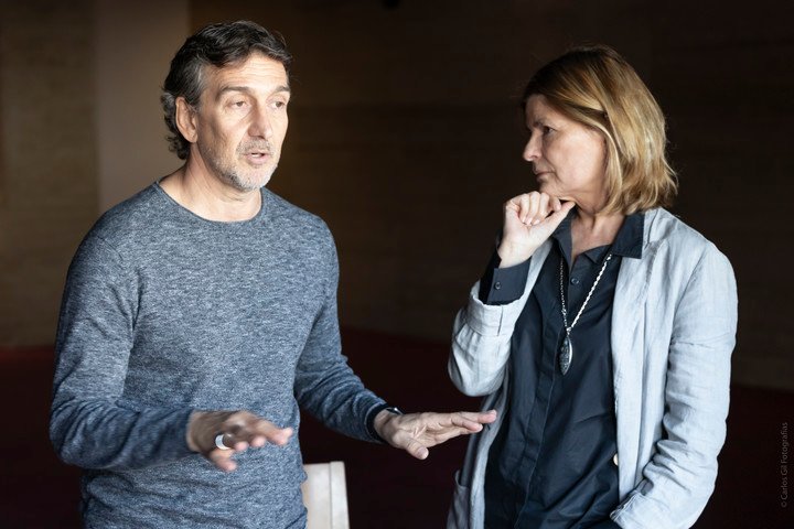 Teresa Costantini entrevistando a Julio Bocca para el documental "Wainrot, tras bambalinas".