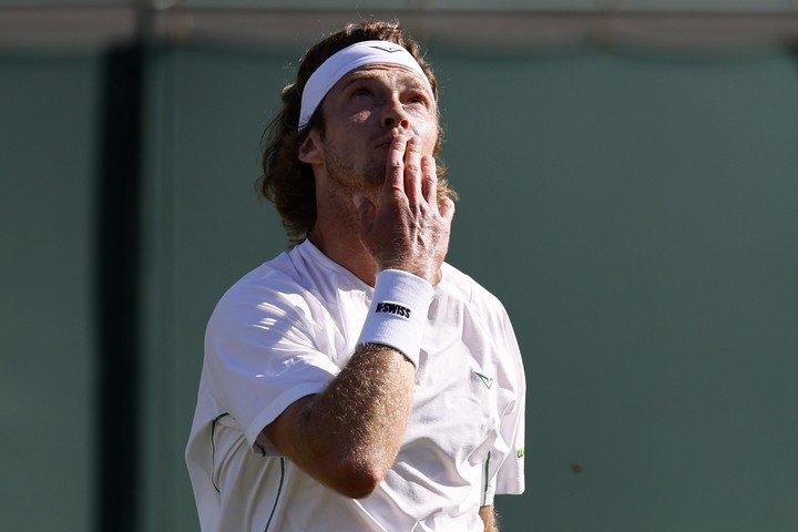 Rublev opinó que el mal momento de Zverev no tiene que ver con el tenis, pero que el tenis es "el detonador". Foto EFE/EPA/TOLGA AKMEN