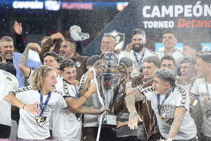 El campeón Platense debuta vs. River (EFE).
