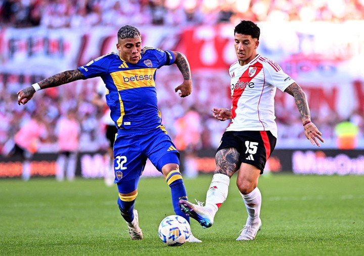 Ayrton Costa y Sebastián Driussi, en el último superclásico. (Foto: REUTERS)