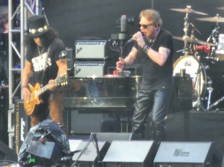 Axl Rose y Slash en vivo con Guns N'Roses en el concierto final de Black Sabbath. Foto X