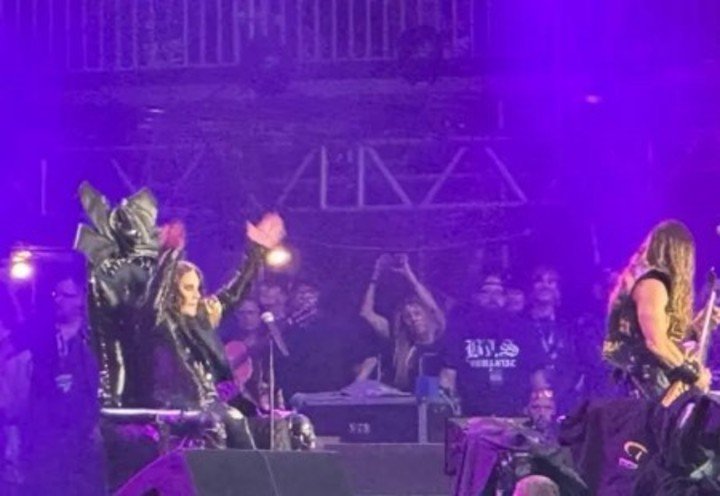Ozzy Osbourne apareció en el escenario después de ocho horas de festival. Foto X