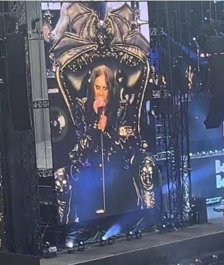 Ozzy Osbourne en su trono de cuero con un respaldo con forma de murciélago. Foto X