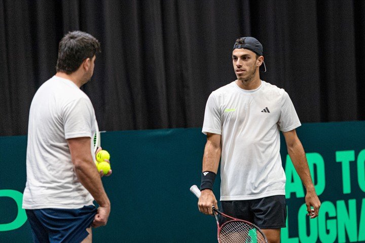 Cerúndolo y el subcapitán Eduardo Schwank en Groningen. Foto Prensa AAT