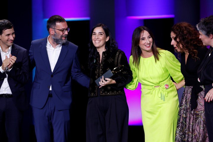 La realizadora Alauda Ruiz de Azúa, tras recibir la Concha de Oro en la gala de clausura del 73° Festival Internacional de Cine de San Sebastián, por su película "Los Domingos2. Foto EFE