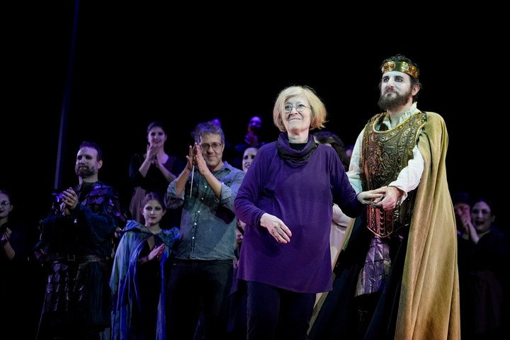 Ana D'Anna junto al elenco de la ópera "Macbeth" que estrena Juventus Lyrica. Foto Maxi Failla 