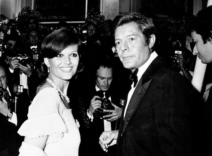 Claudia Cardinale junto a Marcello Mastroianni en la presentación de "El inocente" en el Festival de Cannes, en 1975. Foto AP 