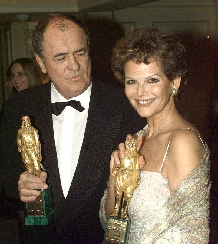 Claudia Cardinale con el director de cine Bernardo Bertolucci y sus premio Rudolf Valentino, 1999. Foto: AP
