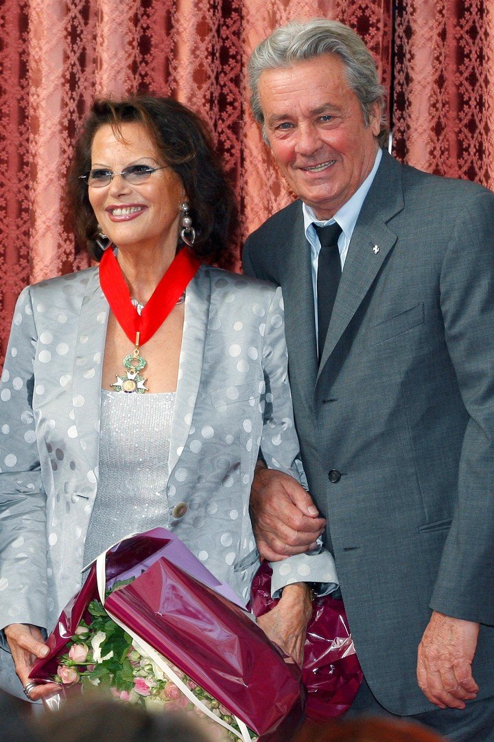 Cardinale junto a Alain Delon cuando a ella le otorgaron la Legión de Honor en París, en 2008. Foto AP