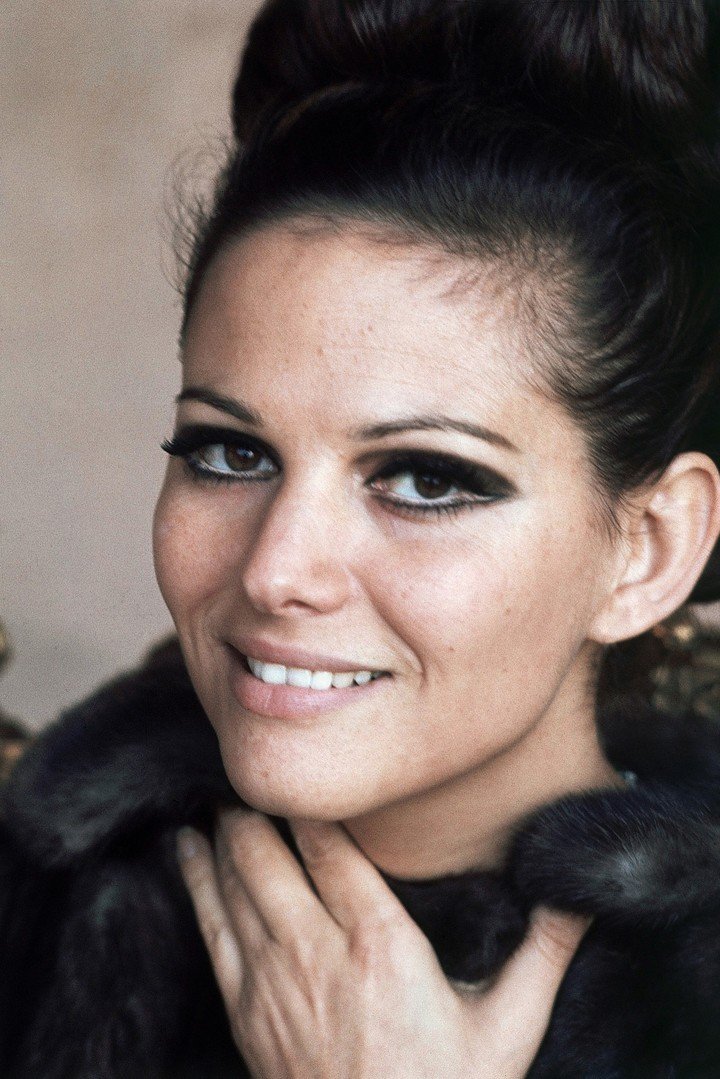 Claudia Cardinale en Roma, por 1966. Foto AP 