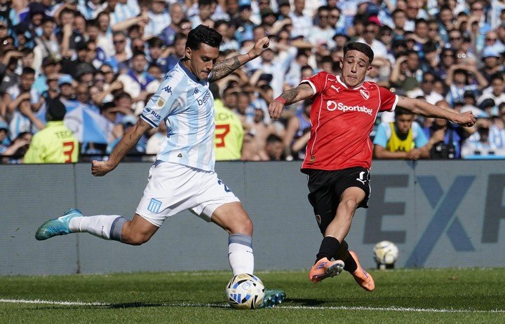 Colombo despeja ante la marca del Montiel.
Foto: Fernando de la Orden