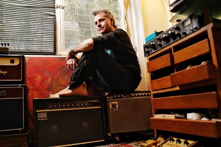 Richard Coleman en un rincón de su casa, entre sus equipos más preciados. Foto Martín Bonetto 