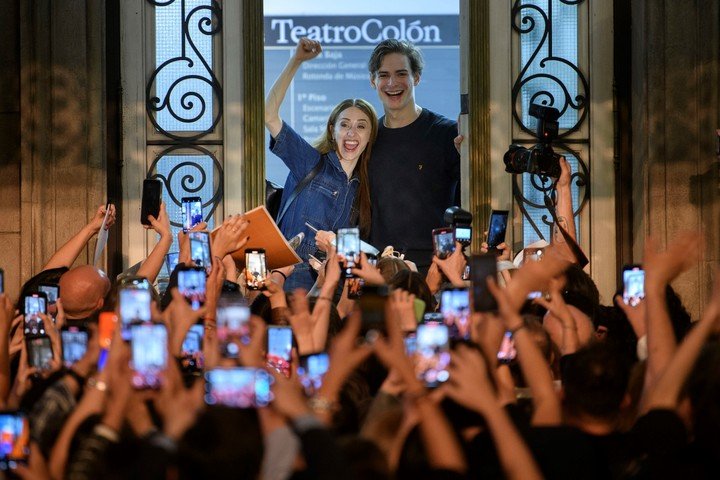 Marianela Nuñez a la salida del Colón frente a los fans que la esperaban con sus celulares. Foto de prensa gentileza Juanjo Bruzza.