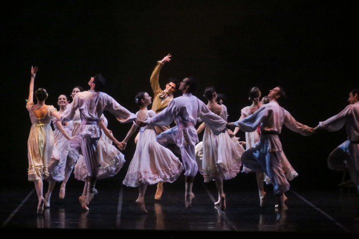 Marianela Núñez junto al Ballet estable del Colón en "Onegin". Foto/Antonio Becerra. 