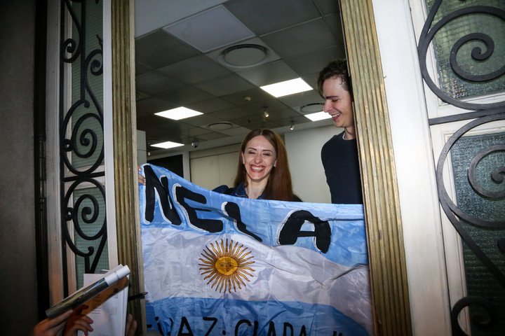 Marianela Núñez con los fans, a la salida. Foto/Antonio Becerra. 