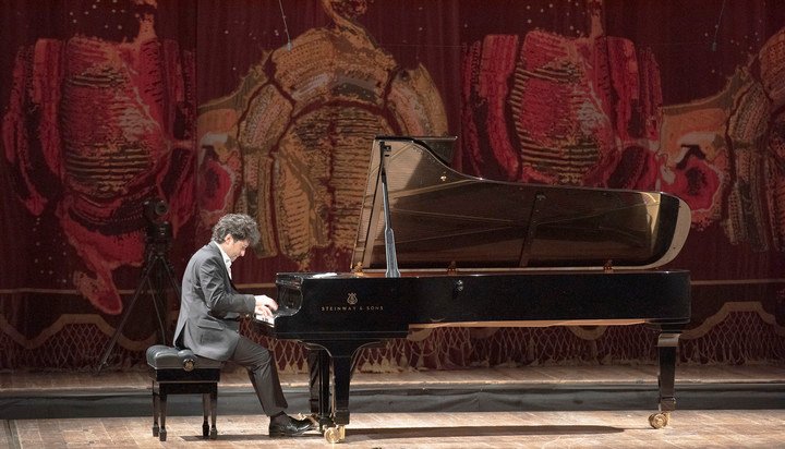 Sergio Tiempo en el teatro Colón en 2023. Foto de prensa gentileza Arnaldo Colombaroli