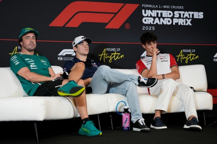 Alonso, Colapinto y Bearman en la rueda de prensa en Austin. Foto AP/John Locher