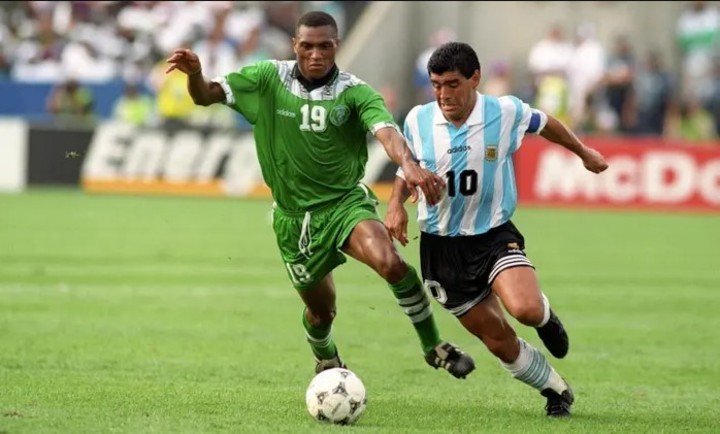 Michael Emenalo marca a Diego Maradona en el Foxboro de Boston, en el Mundial de 1994.