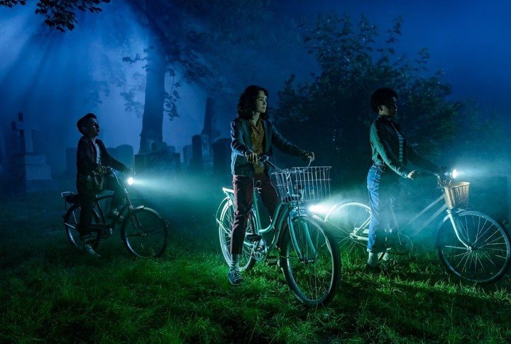 Los chicos llegan al cementerio de Derry para realizar sus investigaciones. Foto: HBO Max