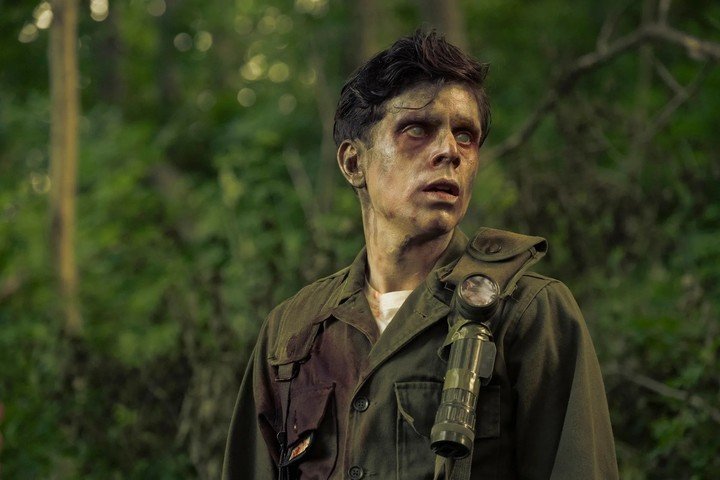 El fantasma de Pauly deambula en los bosques de Derry tras sacrificarse en las alcantarillas. Foto: HBO Max