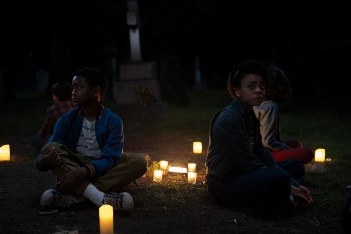 Los chicos realizan un ritual Orixá para encontrar respuestas de los eventos extraños y el mal que acecha en Derry.