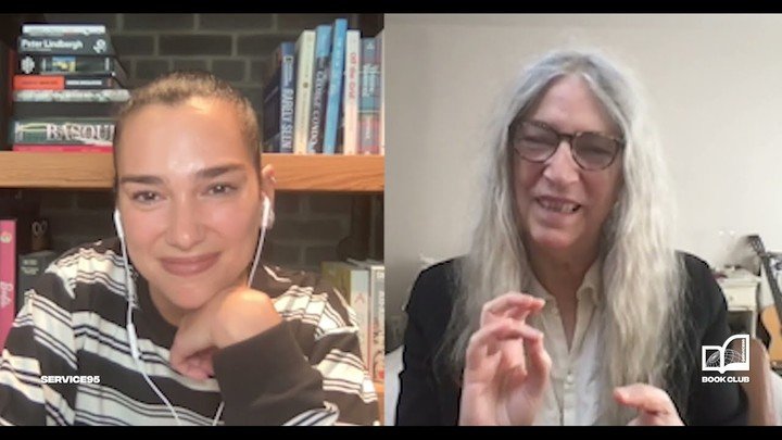 Dua Lipa con Patti Smith unidas por la lectura y en uno de sus podcasts. Captura video.