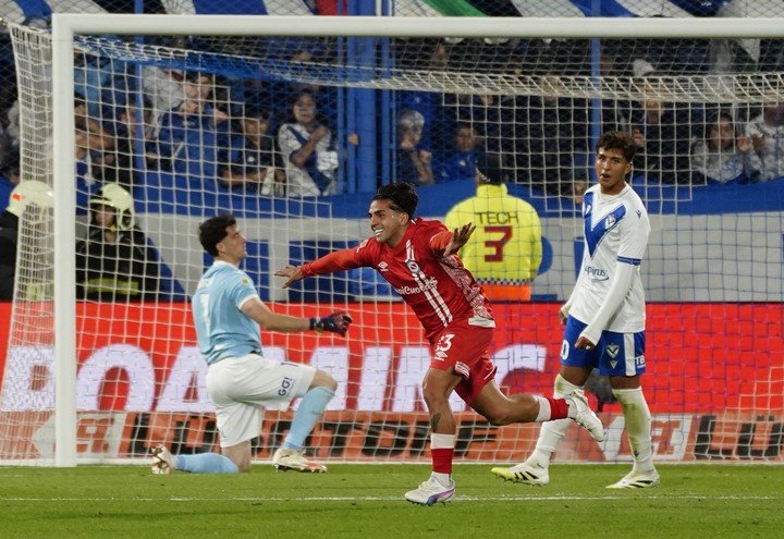 López Muñoz, a lo Maradona. Foto: Marcelo Carroll.