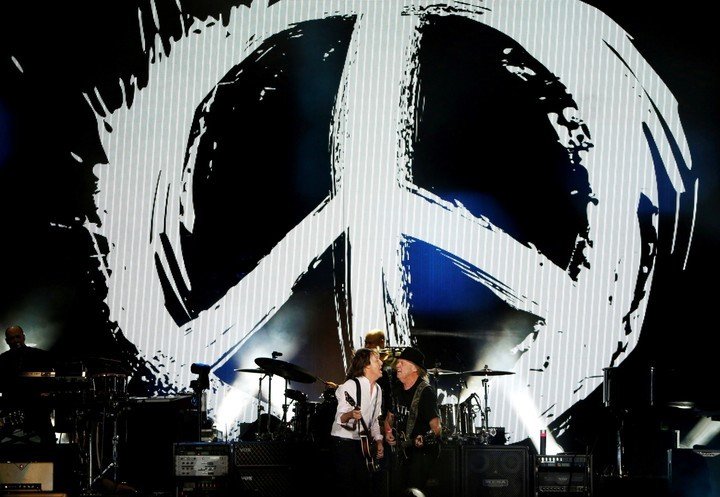 Paul McCartney y Neil Young en 2016. Foto Reuters