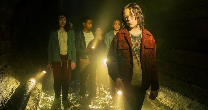 Los niños, guiados a las alcantarillas por un supuesto Matty Clements, están por descubrir el verdadero terror de Derry. Foto: HBO Max