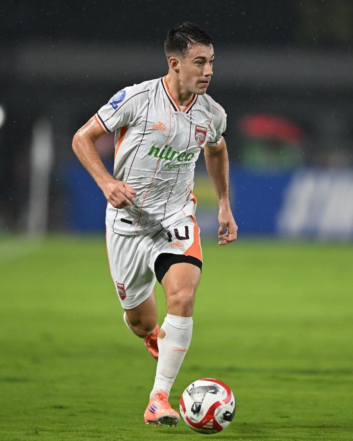 Mariano Peralta Bauer, el ex San Lorenzo que es figura y goleador en Indonesia.