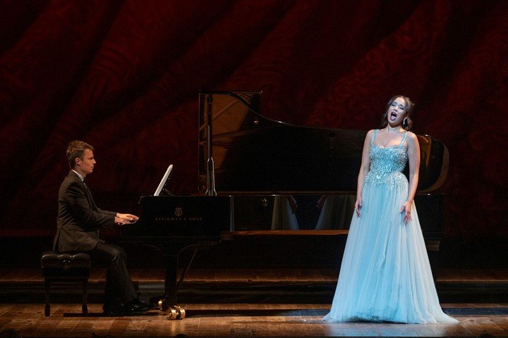 Nadine Sierra con el pianista Bryan Wagon en el Teatro Colón, en el cierre del ciclo Aura. Foto de prensa gentileza Juanjo Bruzza.