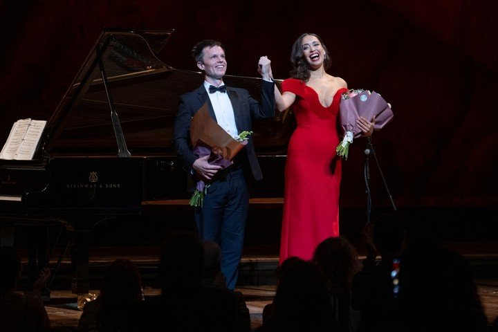 Nadine Sierra en el Teatro Colón, saludando junto al pianista Bryan Wagon. Foto de prensa gentileza Juanjo Bruzza.