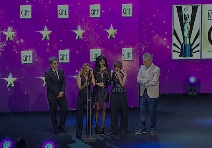 Los productores y Camila Plaate en el escenario, por el premio a "Belén". Fotos captura