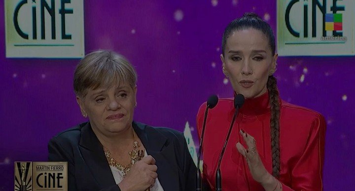 Natalia Oreiro subió al escenario acompañada por Andrea Casamento, la auténtica "mujer de la fila". 