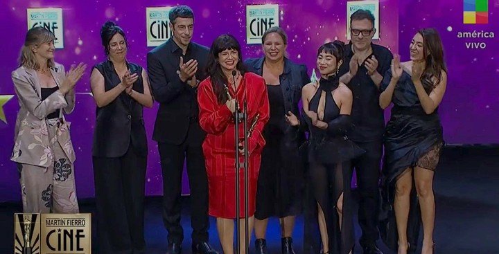 La gente de "Envidiosa": todos felices.