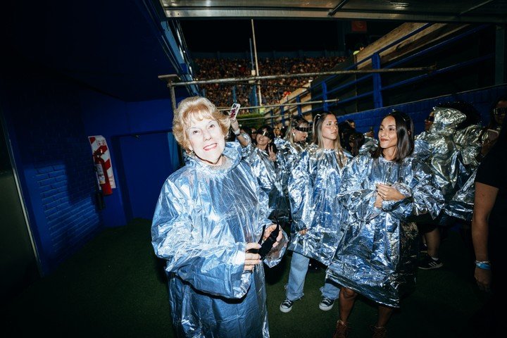 Una abuela fue elegida por el equipo de Shakira para caminar con ella hacia el escenario de Vélez. Foto: Santiago Sacristán.