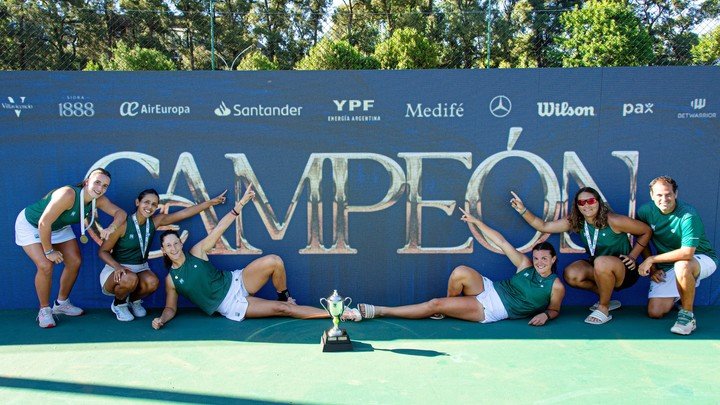 Fossa Huergo (acostada a la izquierda de la Copa) y sus compañeras del equipo de Ferro que ganó el Interclubes Femenino. Foto Prensa AAT