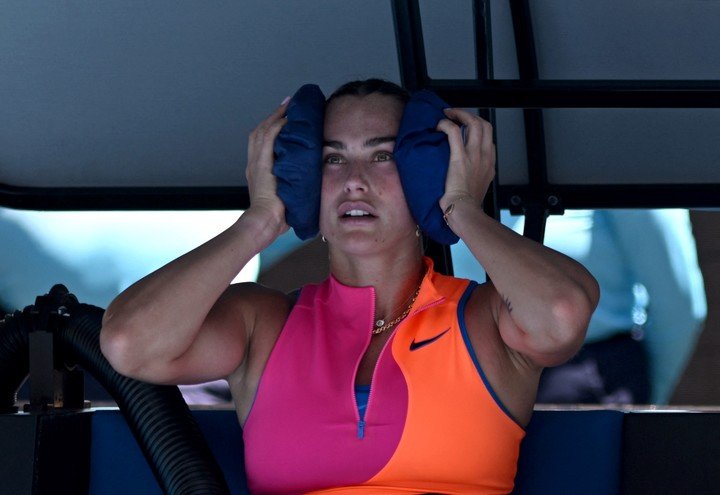 Sabalenka tuvo que sufrir el calor y el sol: luego cerraron el techo en Melbourne. Foto: REUTERS / Jaimi Joy.