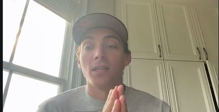 Armand Duplantis, desde su casa en Estados Unidos, en el Zoom en el que participó Clarín.