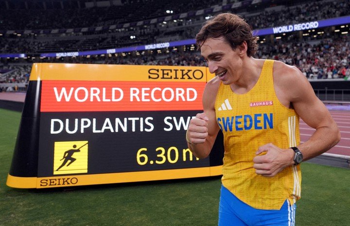 Armand Duplantis batió 14 veces el récord mundial, la última vez en Tokio, en septiembre.
Foto Reuters
