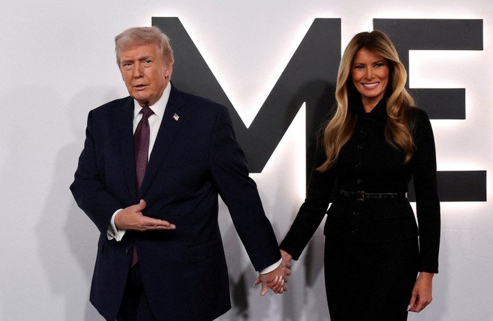 Donald Trump y su esposa, Melania, al llegar a la première del documental, el jueves en Washington. Foto Reuters 