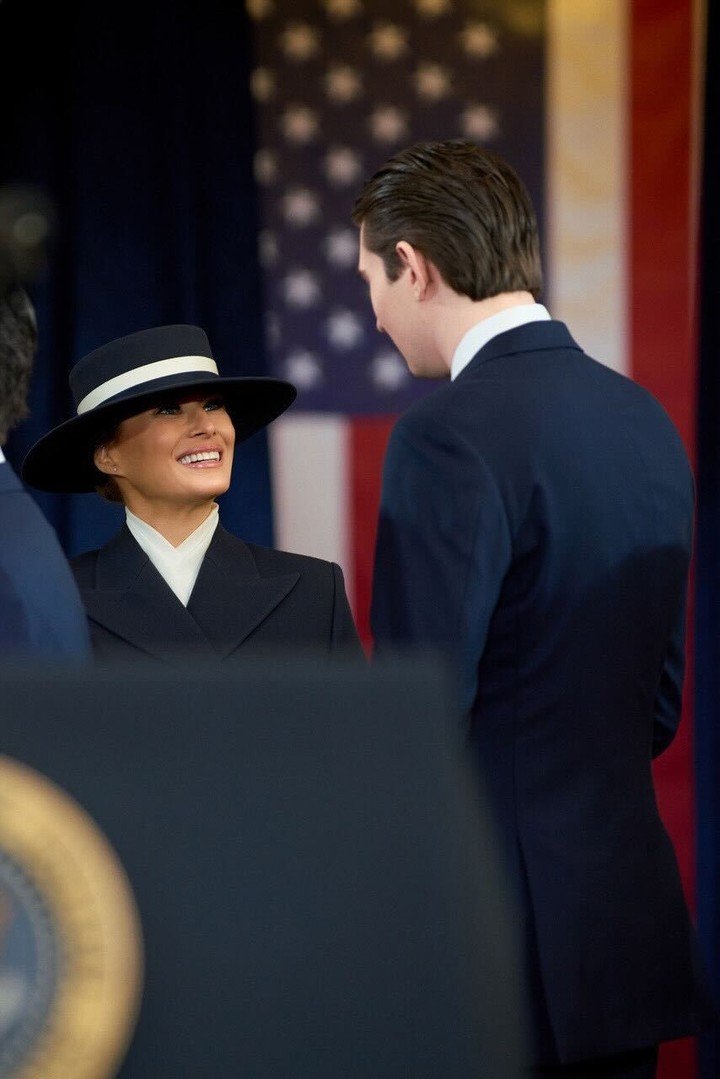 Melania, con sombrero, y su hijo Barron, el que tuvo con Trump.