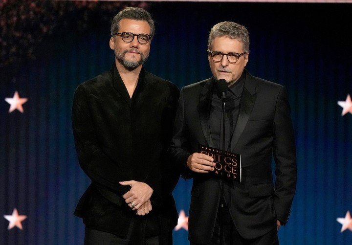 Wagner Moura y Kleber Mendonça Filho, actor y director de "El agente secreto", entregaron el premio a la mejor película. Foto AP 