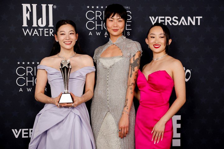 Arden Cho, May Hong y i-young Yoo con el premio a mejor película animada. Foto Reuters 