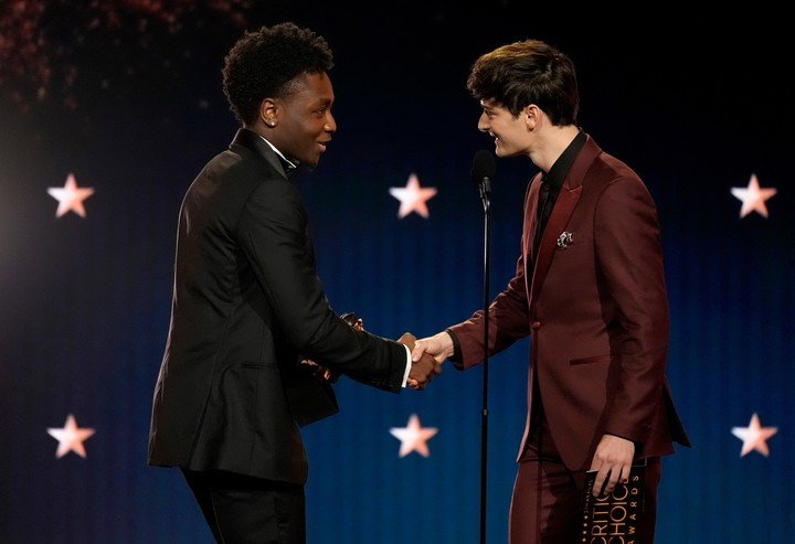 Noah Schnapp (der), el actor de "Stranger Things", entrega el primer premio de la noche a Miles Caton. Foto AP 