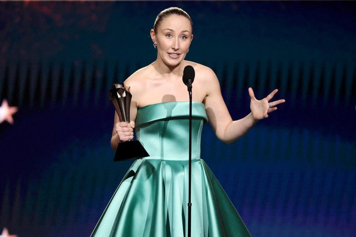 Erin Doherty, al aceptar su premio. Foto Reuters 