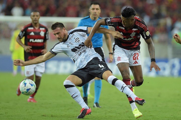 Ivan Pillud un cuarentón jugando la Libertadores. Foto: AP / Dhavid Normando