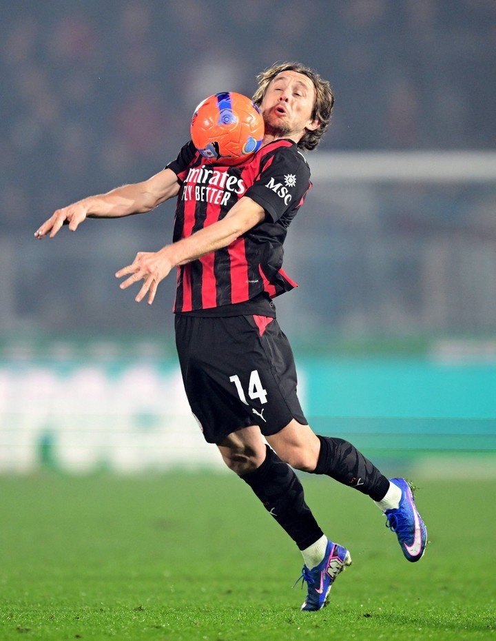 Luka Modric en acción a los 40 años en el Milan. Foto: REUTERS / Daniele Mascolo